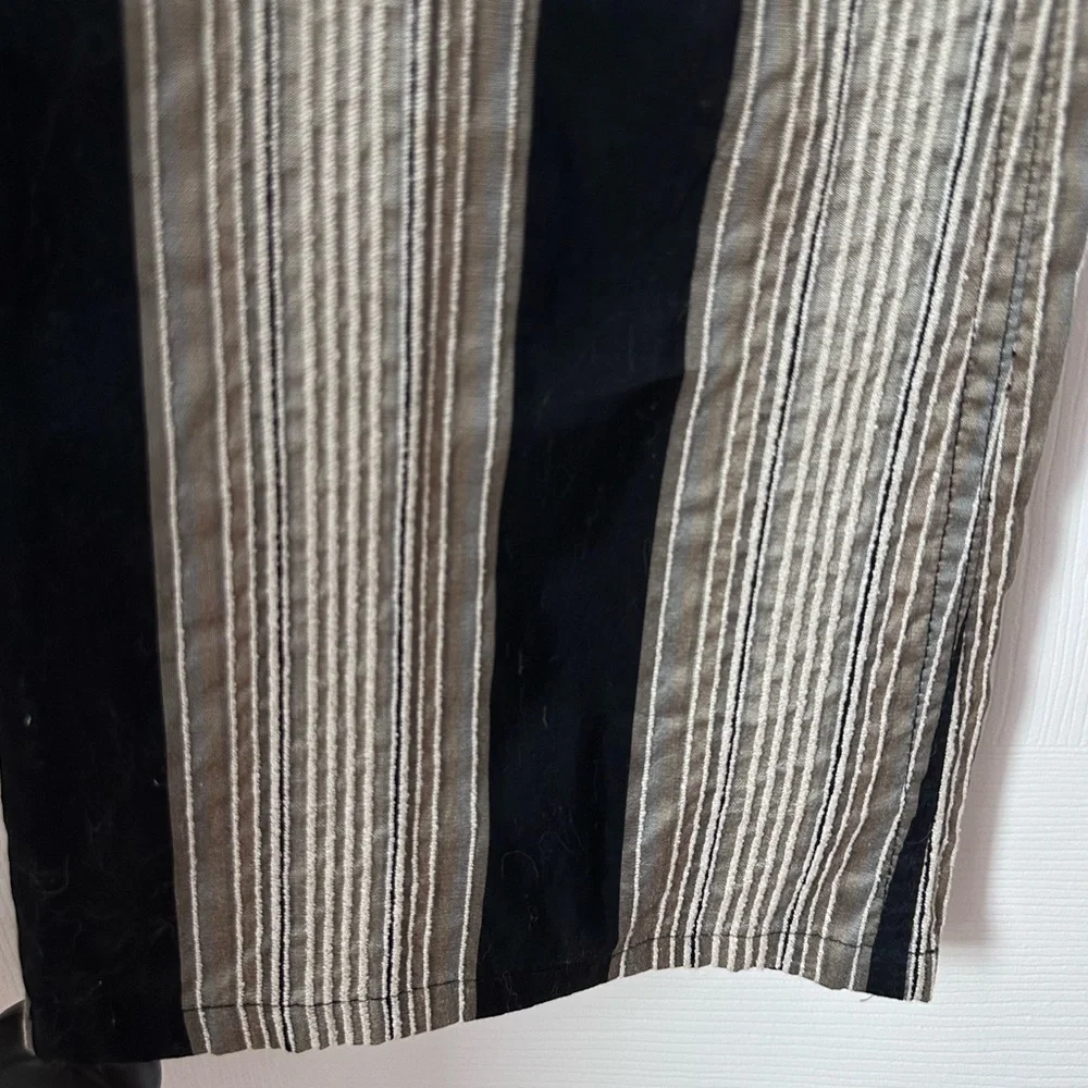 Alice + Olivia Cropped Striped Pants. Size 0 - Picture 6 of 12